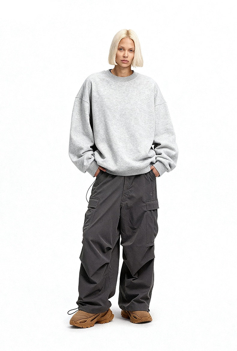 Women’s oversized sweatshirt light gray full body with cargo pants