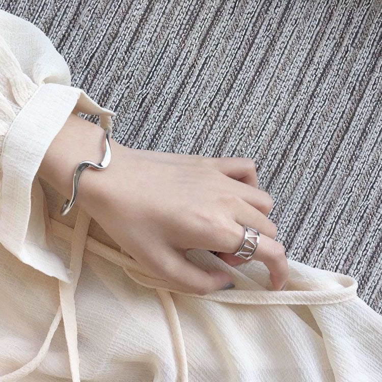 Pulsera minimalista con ondas