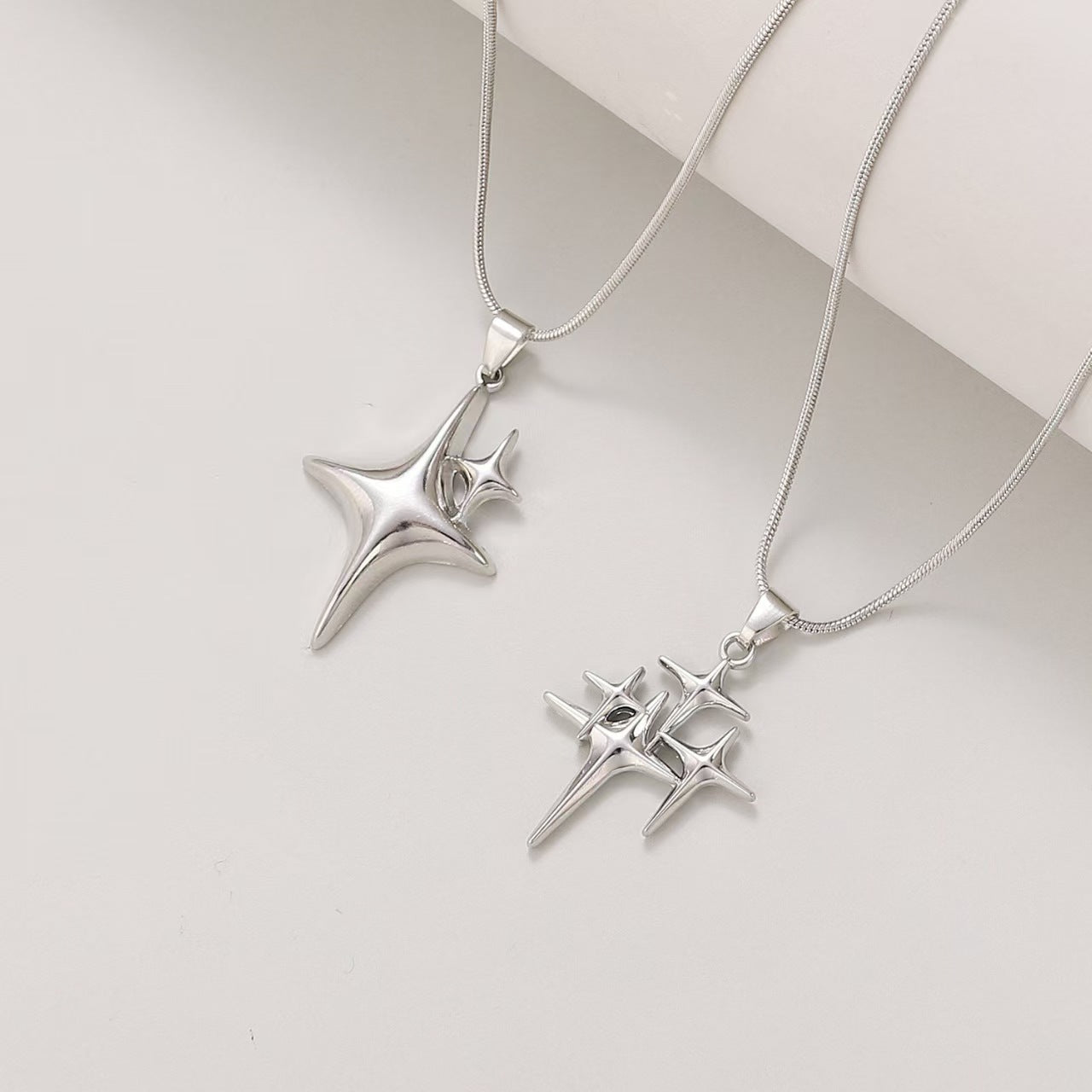 Collar con cadena de serpiente y colgante de estrella moderno