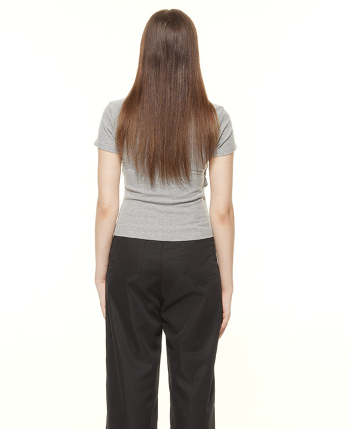 Camiseta minimalista de corte ajustado y fruncido con detalle bordado