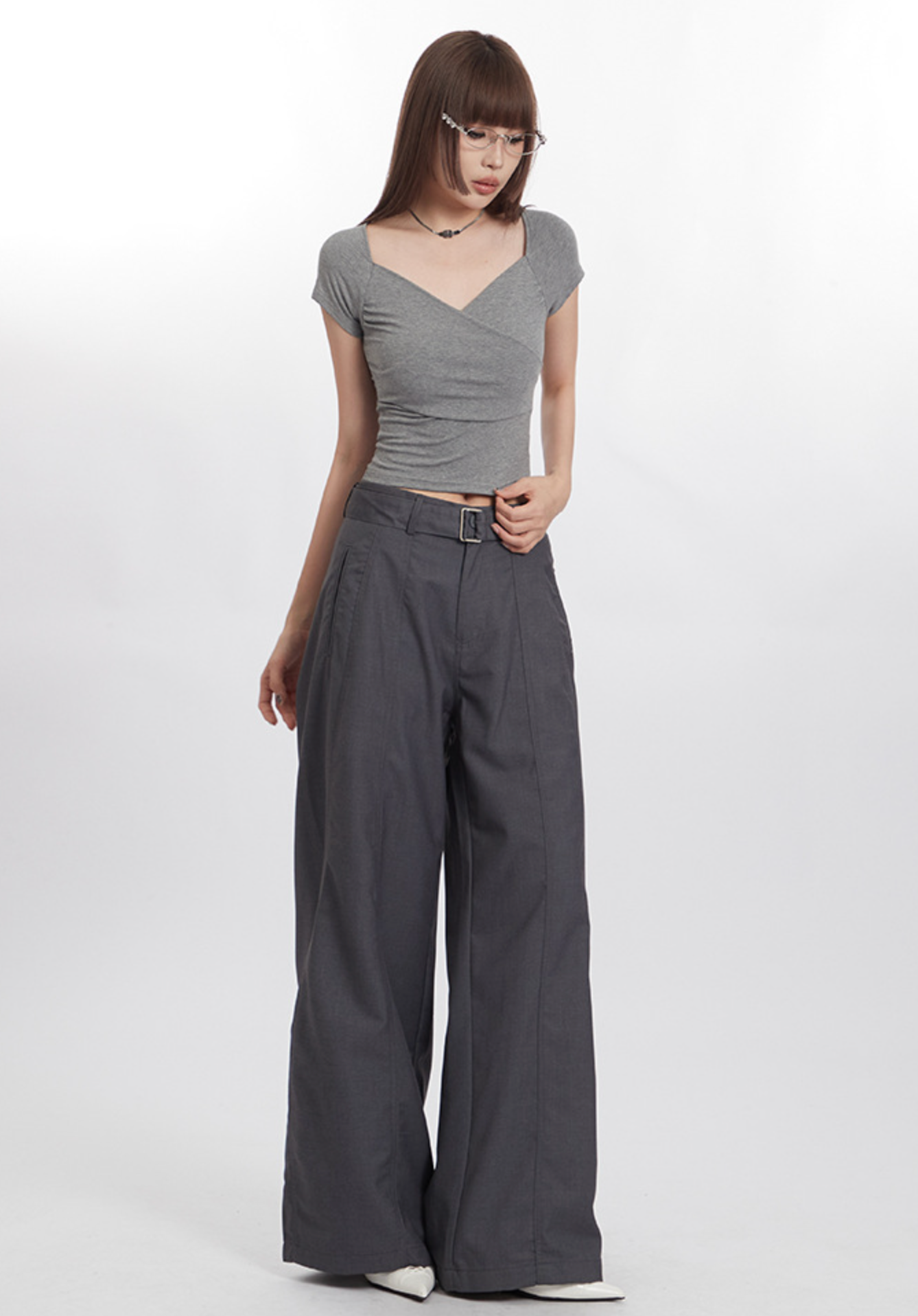 Trendy wide-leg trousers with a gray fitted crop top