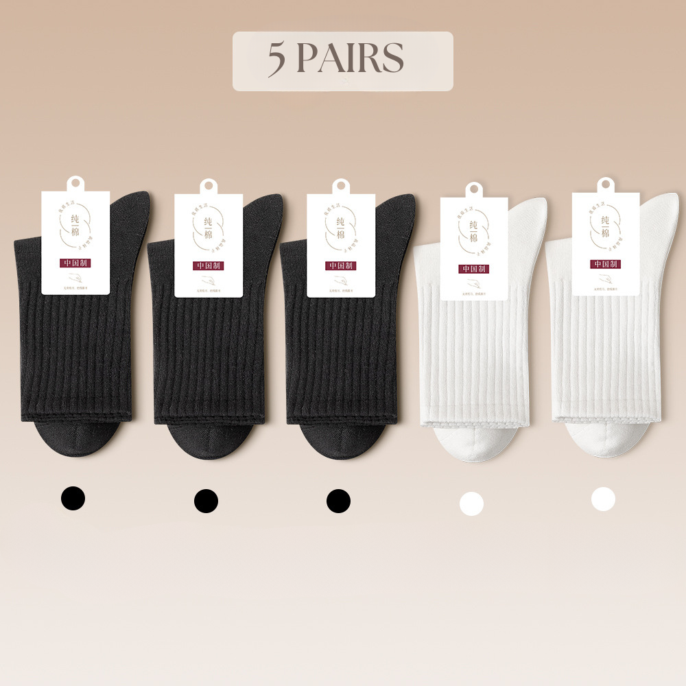 Multipack featuring three black and two white cotton socks with minimalist brand labeling