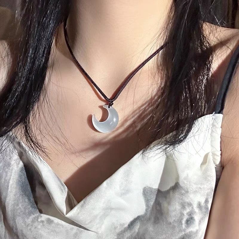 Collar de cadena en blanco y negro con luna nacarada