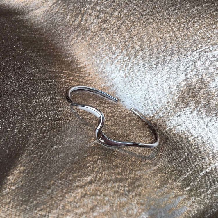 Pulsera minimalista con ondas