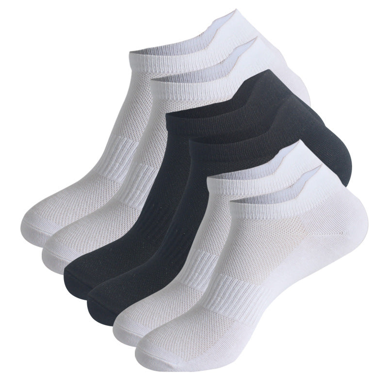 Collection of ankle socks in white and black, featuring mesh ventilation and ribbed arch support
