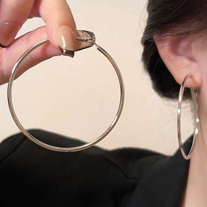Aros modernos redondos bañados en plata | Aros minimalistas con diseño llamativo