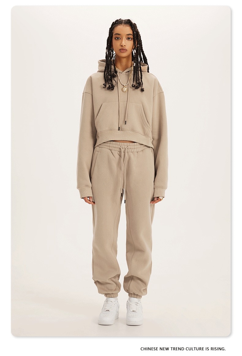 Beige Sweatshirt and Joggers Set – Model wears a warm beige hoodie and joggers with minimalistic sneakers