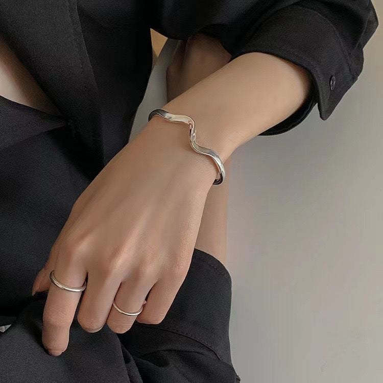 Pulsera minimalista con ondas