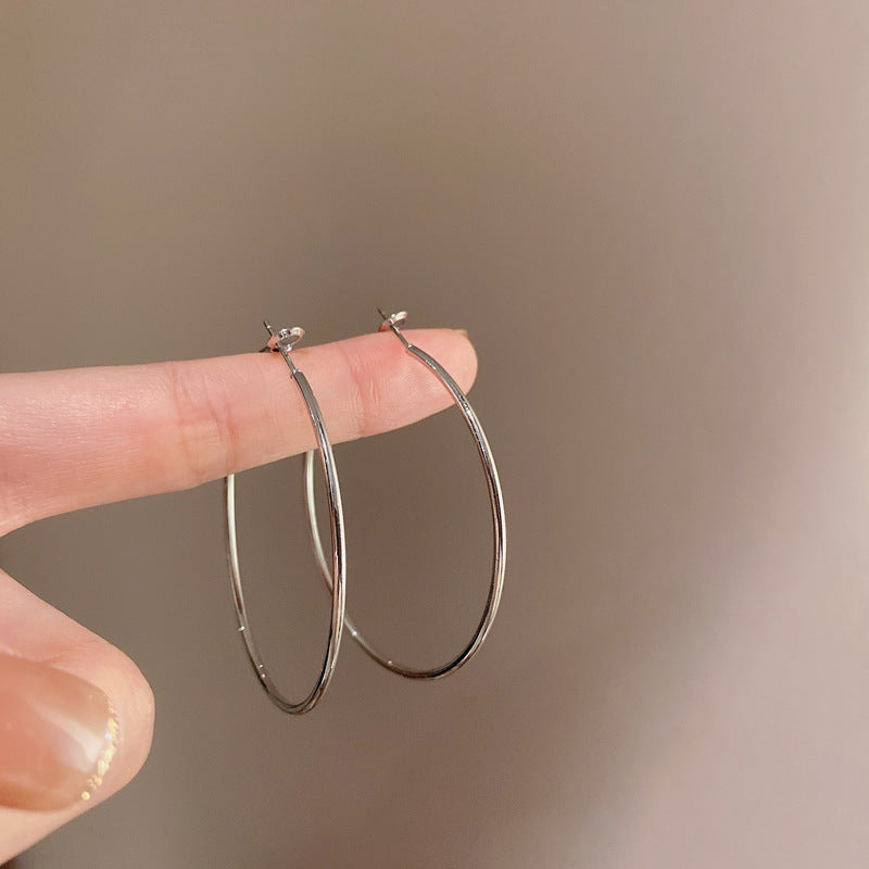 Aros modernos redondos bañados en plata | Aros minimalistas con diseño llamativo