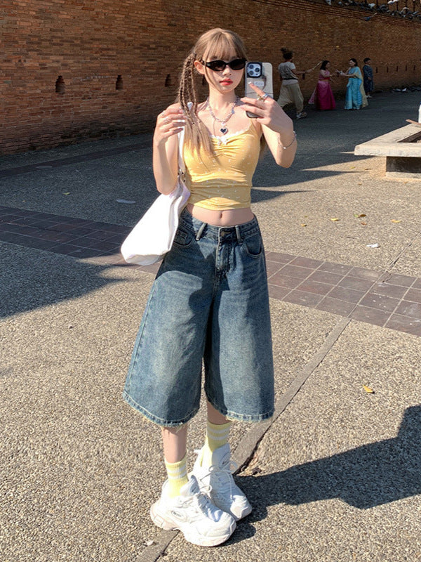 Front view, selfie-style angle – Y2K bermuda jean shorts with raw hem and relaxed urban fit.