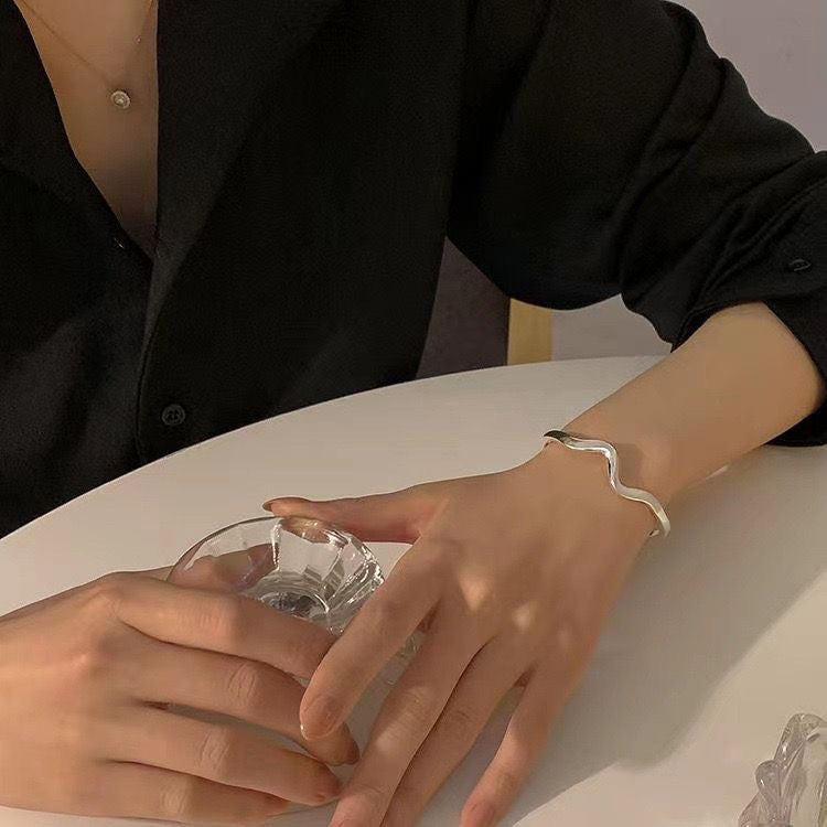 Pulsera minimalista con ondas