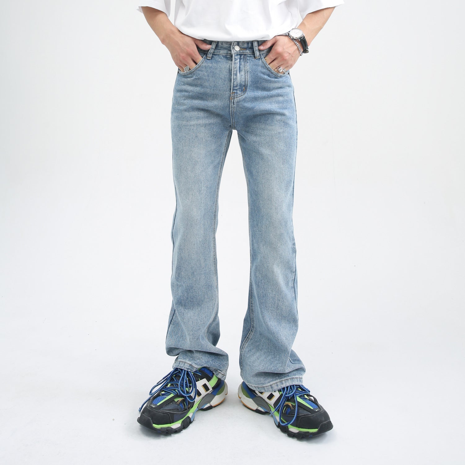 Light wash denim jeans with relaxed fit, vintage-inspired wide-leg style and washed-out detailing