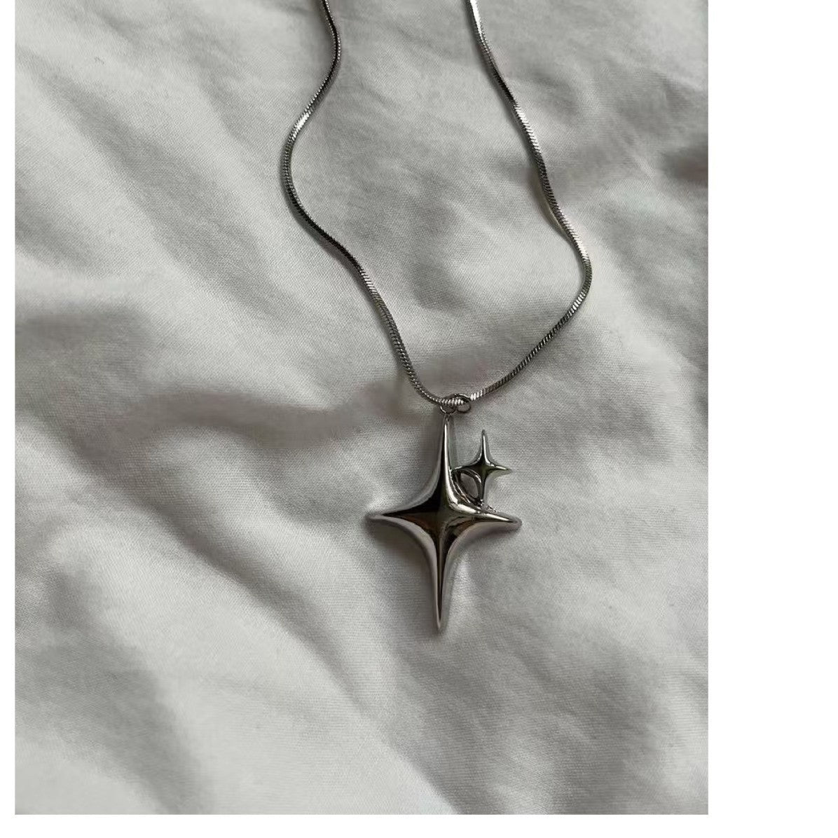 Collar con cadena de serpiente y colgante de estrella moderno