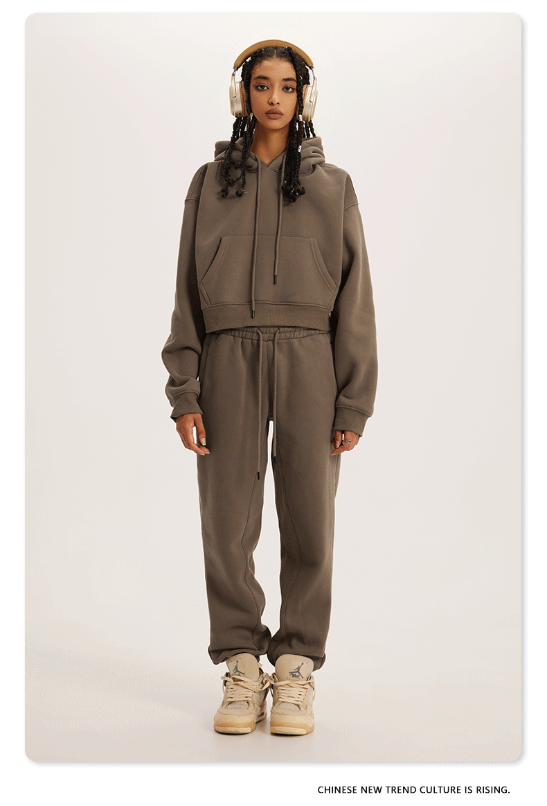 Brown Sweatshirt and Joggers Set with Headphones – Model in an earthy brown hoodie and joggers, accessorized with large headphones