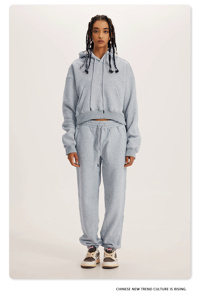 Heather Grey Sweatshirt and Joggers Set – Model wears a light grey cropped hoodie and joggers with casual sneakers