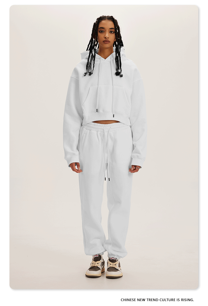White Sweatshirt and Joggers Set – Model in a white hoodie and joggers, styled with neutral sneakers