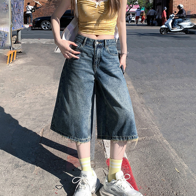 Front close-up, focus on fit and fabric – Mid-rise baggy denim shorts with washed texture finish.