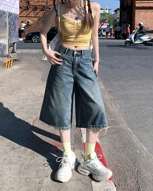 Front close-up, focus on fit and fabric – Mid-rise baggy denim shorts with washed texture finish.