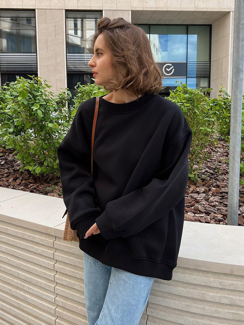 Black oversized sweatshirt with light jeans in casual streetwear style