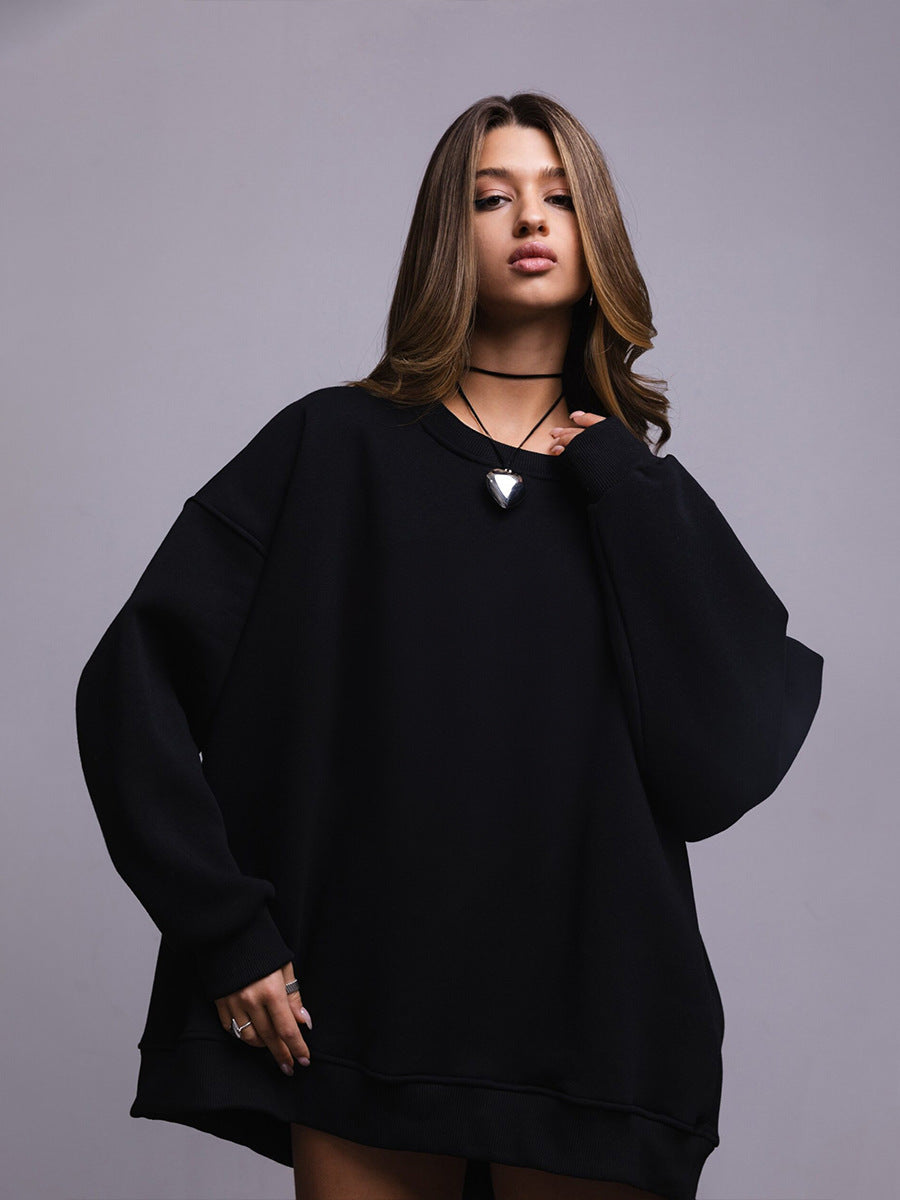 Black oversized sweatshirt dress – Model in a black oversized sweatshirt, styled with a bold silver heart necklace for an edgy streetwear vibe