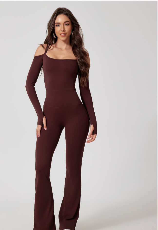 Mono acampanado con hombros descubiertos: prenda deportiva elegante y con estilo para un look atrevido