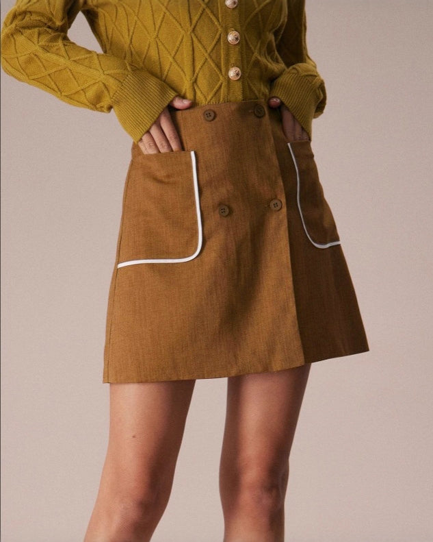 brown button mini skirt close-up with contrast pockets