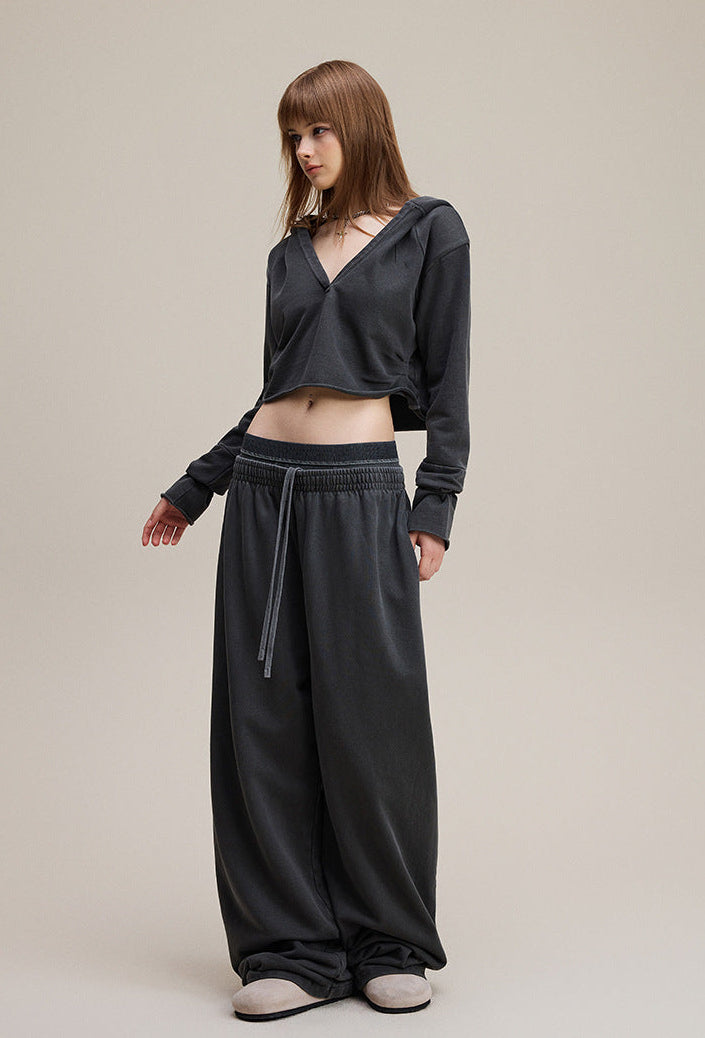 Model front view in dark gray cropped hoodie—streetwear relaxed fit.