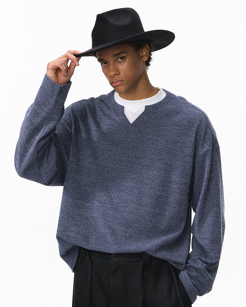 Men’s casual navy blue V-neck long sleeve t-shirt minimalist outfit