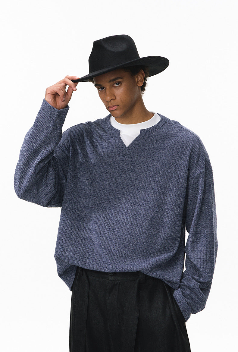 Men’s casual navy blue V-neck long sleeve t-shirt minimalist outfit