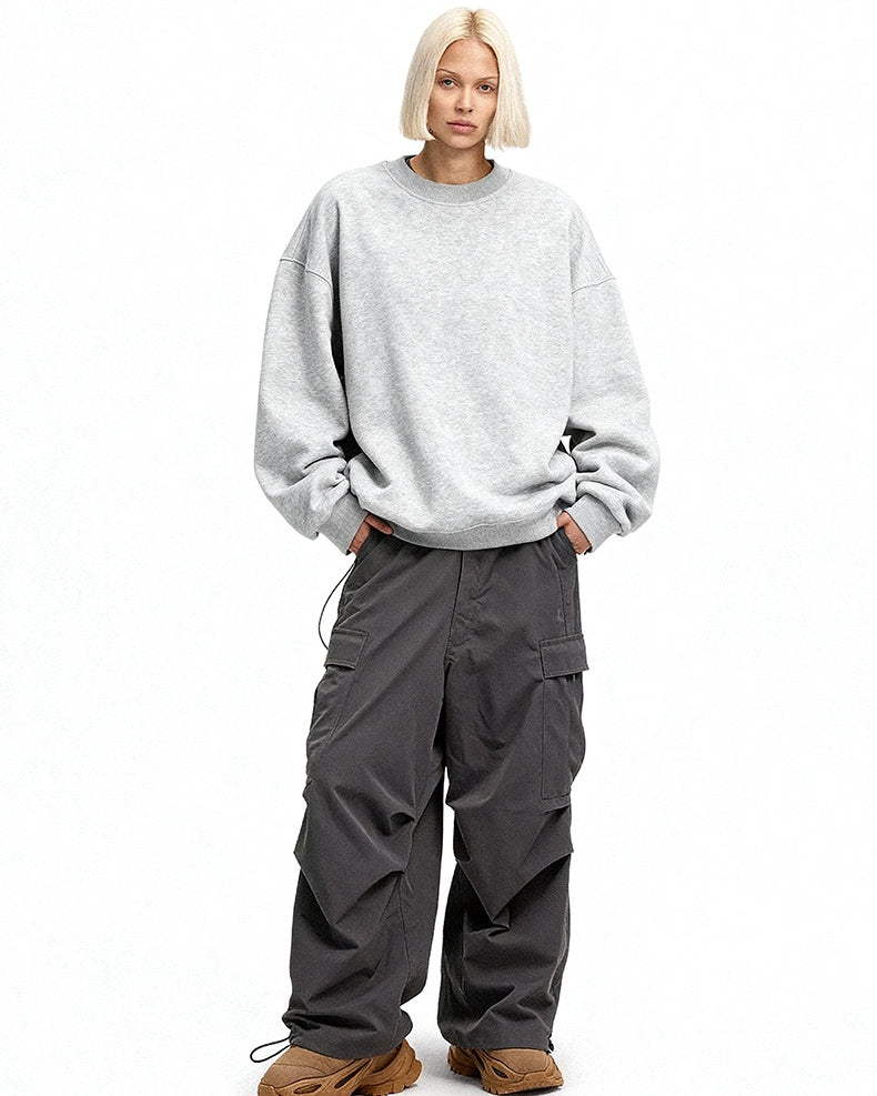 Women’s oversized sweatshirt light gray full body with cargo pants