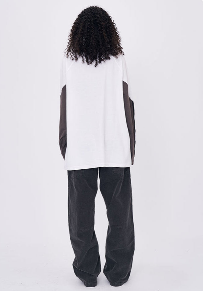 Woman back view in white retro contrast long sleeve t-shirt